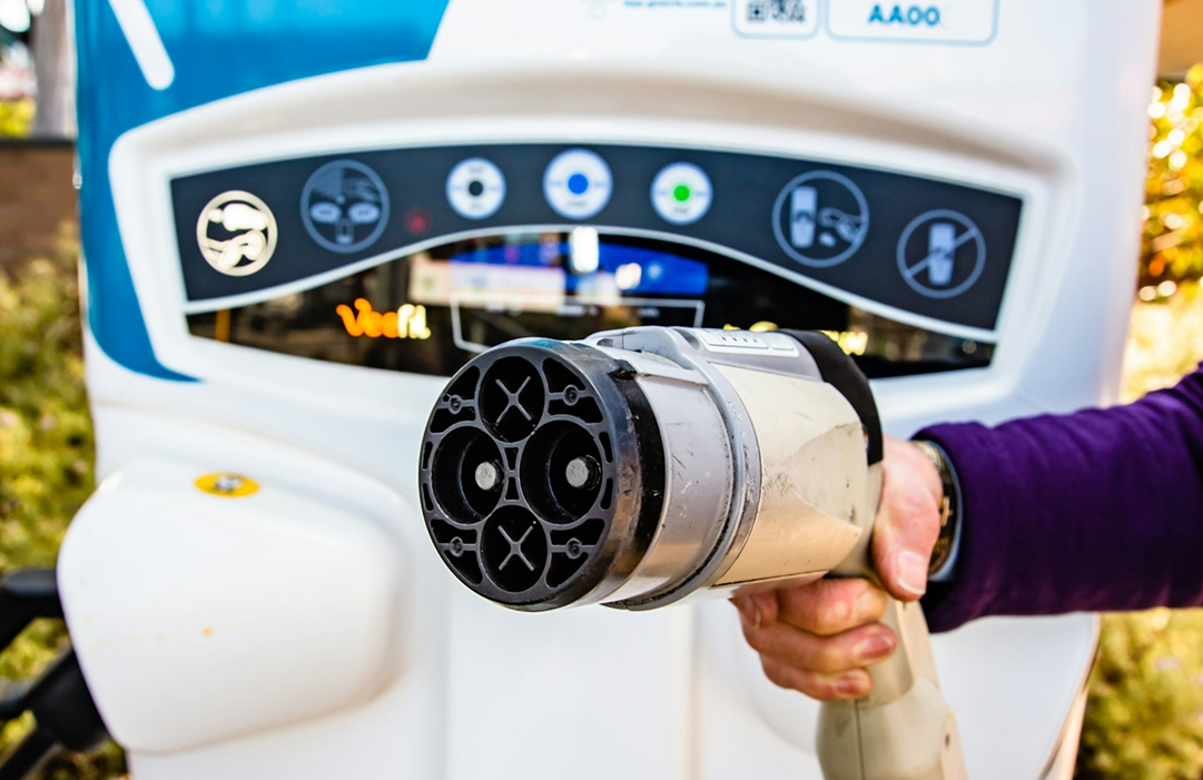Smart charging system reducing fleet energy costs